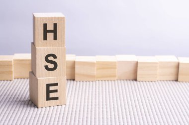 HSE tahta küplerle yazılmış. Harflerle ahşap elementlerin toplandığı ticari kavramsal kelimeler. HSE - Sağlık ve Güvenlik Yöneticisinin kısaltması