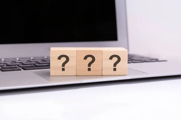 Kockák Három Kérdőjellel Egy Ezüst Laptop Billentyűzeten Üzleti Fogalmi Szó — Stock Fotó