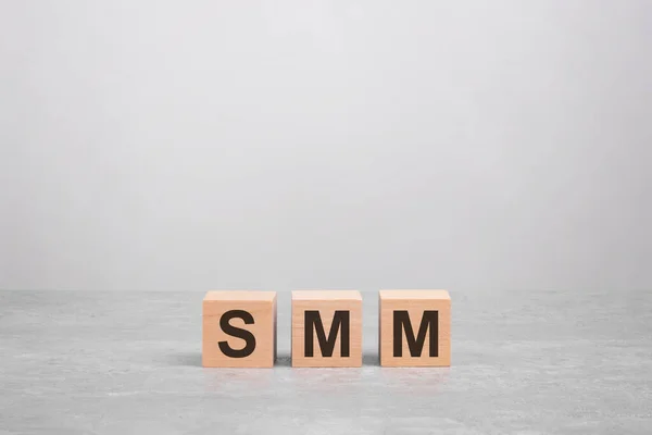 Drei Holzblöcke Mit Den Buchstaben Smm Auf Dem Hellgrauen Tisch — Stockfoto