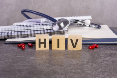 Gri arkaplandaki tahta bloklar üzerinde metin HIV 'i