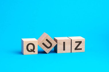 Tahta bloklar, finansal iş konsepti, mavi arkaplan hakkındaki QUIZ metni