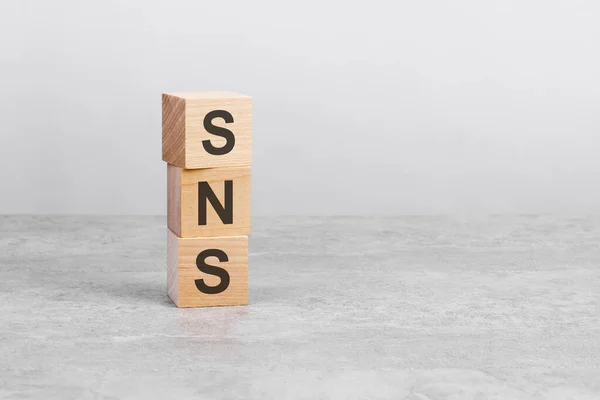 Holzwürfel Auf Einem Weißen Tisch Mit Text Sns Geschäfts Finanz — Stockfoto