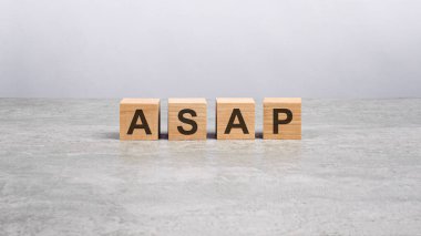 Parlak gri masanın üzerinde en kısa sürede harfler olan dört tahta blok. iş kavramı