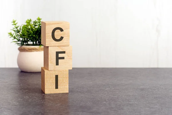 Буквы Алфавита Cfi Деревянных Кубиках Зеленое Растение Белом Фоне Cfi — стоковое фото