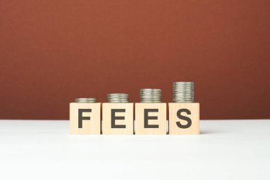 Kahverengi arka planda bozuk paralarla ahşap bloklara yazı yazma, iş konsepti