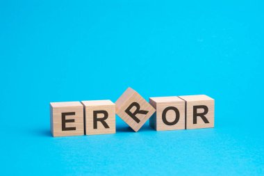 Ahşap bloklar hakkındaki hata metni, finansal iş konsepti, mavi arkaplan