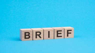 ahşap bloklar hakkında kısa metin, finansal iş konsepti, mavi arkaplan