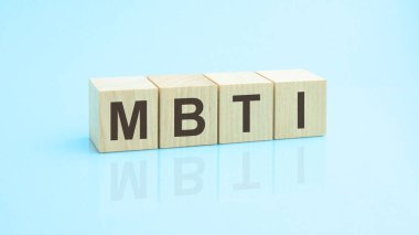 B.TI sözcüğüyle tahta bloklar, mavi arkaplan