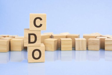 parlak mavi arkaplan, açık tahta bloklar ve CDO ile küp