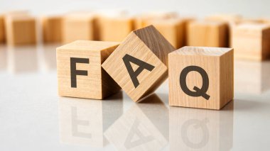 Gri bir masanın parlak yüzeyinde SQ harfleri olan üç tahta küp. Küplerdeki yazıtlar masanın yüzeyinden yansıyor. FAQ - Frekans Sorulan Sorular 'ın kısaltması
