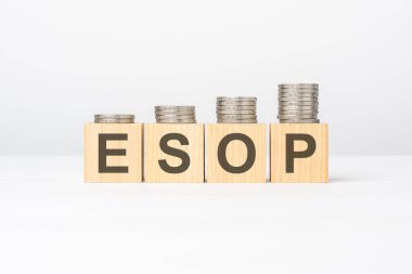 Tahta bloğa yazılmış esop metni beyaz arka planda birikmiş paralar, iş konsepti. esop - Çalışanların Hisse Senedi Planı 'nın kısaltılmışı
