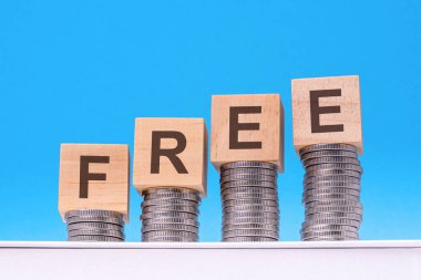 Ücretsiz - paralar, mavi arkaplan, iş konsepti içeren tahta bloklar üzerinde metin