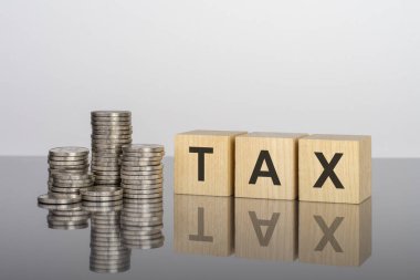 Vergi. Tahta küpler. Siyah arka planda bloklar var. Bozuk paralarla dolu desteler. Küplerdeki yazıtlar masanın yüzeyinden yansıyor. seçici odak.