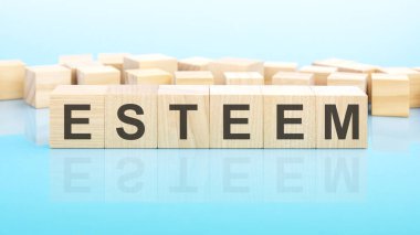 Kelime eşitliği ahşap yapı taşlarından yapılır. Metin siyah harflerle yazılır ve masanın ayna yüzeyine yansıtılır, mavi arkaplan, iş konsepti