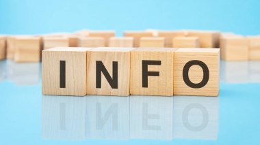 Mavi arka planda tahta küplerle ilgili bilgi. Küplerdeki yazılar yüzeyden yansıyor. iş kavramı.