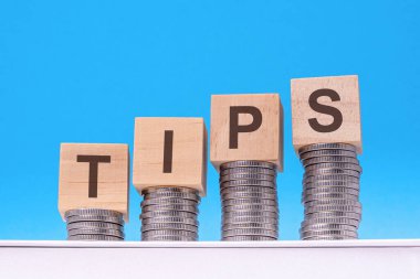 İpuçları - para, mavi arkaplan, iş konsepti ile ahşap küp blok yığın metin