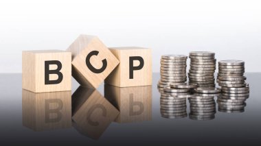 BCP - metin, ayna yüzeyinde duran tahta küplerdeki harflerden oluşur