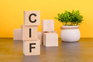 CIF - tahta küpler üzerine metin, sarı arkaplan