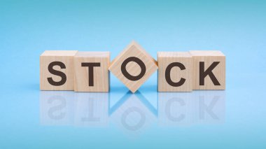 Stok - kelime yakın plan tahta küplere yazılır. mavi arka plan. beyaz yüzey tablosu