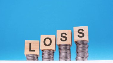 kayıp - para, mavi arkaplan, iş konsepti ile ahşap küp blok yığın metin