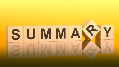 Tahta bloğa yazılmış bir kelime. Sarı arka plan. İş konsepti. Küplerdeki yazıtlar masanın yüzeyinden yansıyor. bir renk gradyanı kullanılıyor