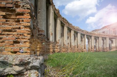 Binaların mimari öğeleri, antik kemerler, sütunlar, pencereler ve açıklıklar. Belarus sokaklarında, halka açık yerlerde.