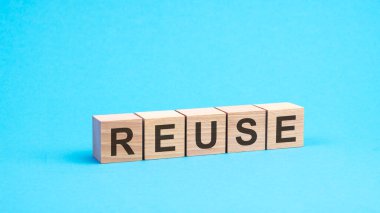 Kelimenin yeniden kullanılması ahşap yapı taşlarından yapılmış. Metin siyah harflerle yazılır, mavi arkaplan.