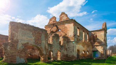 Binaların mimarisi, antik kemerler, sütunlar, pencereler ve açıklıklar. Belarus sokaklarında, halka açık yerlerde.