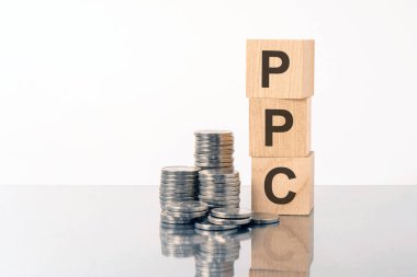 PPC sözcüğü, gri masanın üzerinde duran ahşap yapı taşlarından yapılmıştır, iş kavramı. PPC - Tıklama başına Ödeme 'nin kısaltması