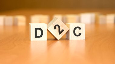 Tahta bloklar üzerine D2C metin, finansal iş konsepti, mavi arka plan. D2C - Doğrudan Tüketiciye 'nin kısaltması