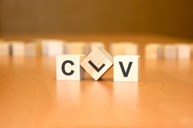 Tahta bloklar üzerine CLV metni, finansal iş konsepti, mavi arka plan. CLV - kısaltması