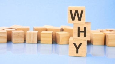 Neden? Tahta küpler. Siyah arka planda bloklar var. Bozuk paralarla dolu desteler. Küpteki yazıt, masanın yüzeyinden yansıyor. seçici odak