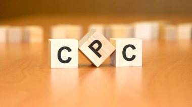 Tahta bloklar üzerine CPC metni, finansal iş konsepti, mavi arka plan. CPC - Tıklama Başına Maliyet 'in kısaltılmışı