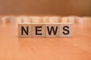 İş konsepti. Üzerinde yazı olan tahta küpler- NEWS, kahverengi arkaplan.