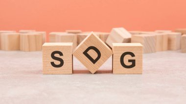 SDG tahta kaplama arka planda sözü engelliyor. SDG - Sürdürülebilir Kalkınma Hedefleri 'nin kısaltması, bilgi kavramı
