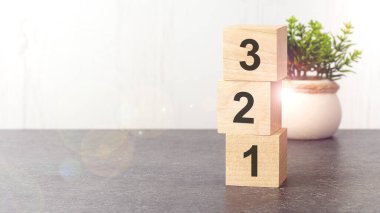 Metin 321 ahşap zarlar üzerinde birbirinin üstünde duruyor, gri arkaplan