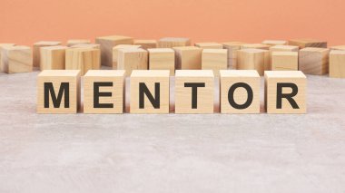 Kelime küpleri Mentor 'un yazdığı harflerle aynı hizaya geldi. Boşluğu kopyala.