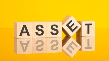ASSET - Tahta küplere yazılmış metin, sarı arkaplan, iş konsepti