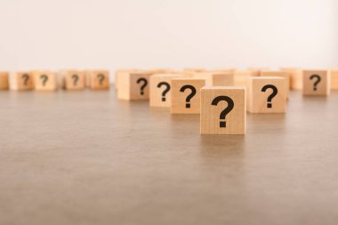 Pek çok tahta küpün önünde soru işaretleri var. Birçok soru ortaya çıkıyor. bela ve karmaşa