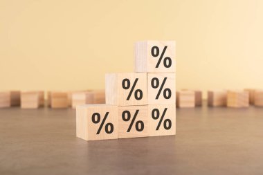 Yüzde işaretli tahta küpler. Finansal ve mortgage faiz oranı kavramı.