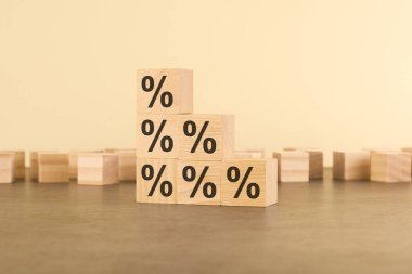 Yüzde işaretli tahta küpler. Finansal ve ipotek faiz oranı kavramı. gri arkaplan
