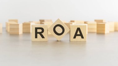 ROA - Varlıklara Dönüş - Tahta küplerde harf resimleri, beyaz arkaplan