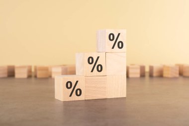 Yüzde işaretli tahta küpler. Finansal ve mortgage faiz oranı kavramı.