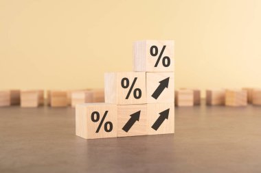 Yüzde işaretli tahta küpler. Finansal ve mortgage faiz oranı kavramı.