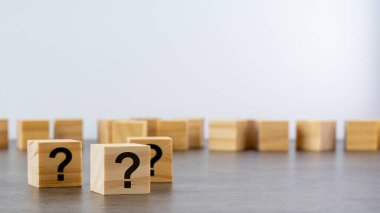 Pek çok tahta küpün önünde soru işaretleri var. Birçok soru ortaya çıkıyor. bela ve karmaşa.