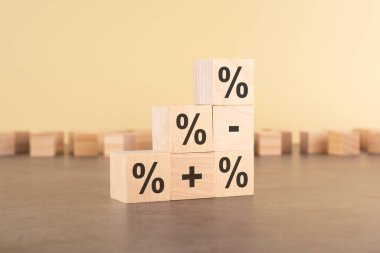 Yüzde işaretli tahta küpler. Finansal ve mortgage faiz oranı kavramı.
