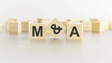 MA - Birleşme ve Satın Alma - tahta küplerde harf resimleri, beyaz arkaplan
