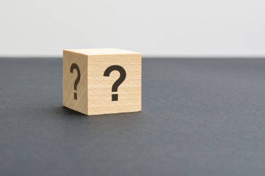 Soru işaretli doğal tahta küp, siyah arkaplan