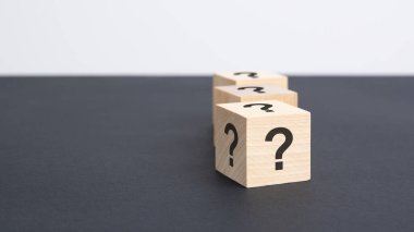 Siyah tabloda siyah işaretli üç sıra tahta blok, boşluğu kopyala