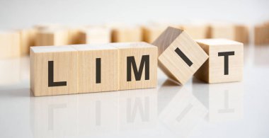 Sınır. Küpler ifade limitini oluşturur. Finans ve iş konsepti.